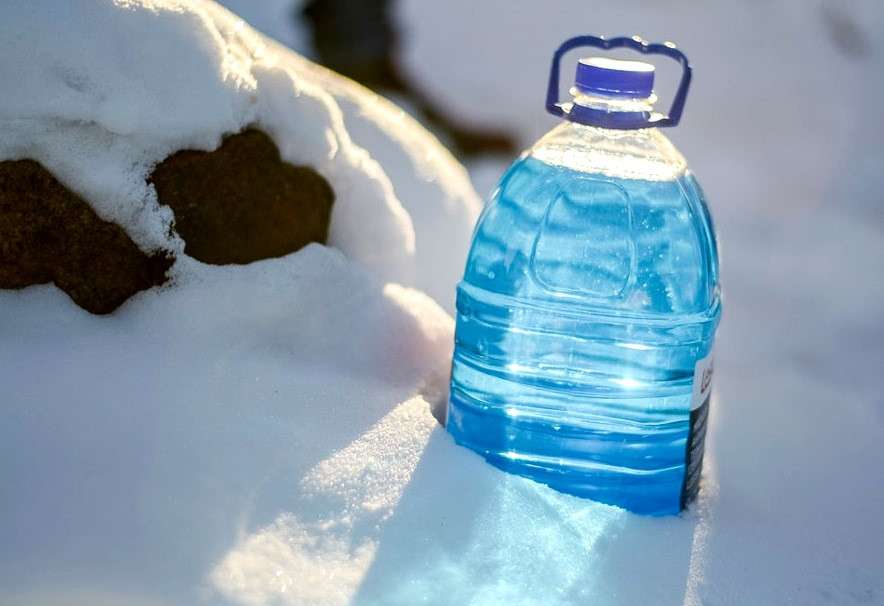 bottle_in_snow